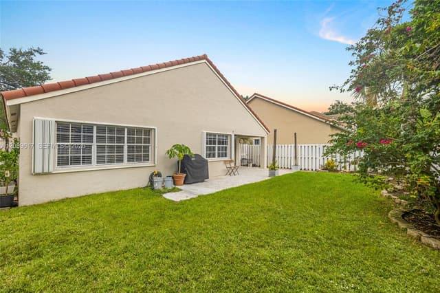 1315 Bayview Cir, Weston FL 33326 - Weston, FL - Photo 5