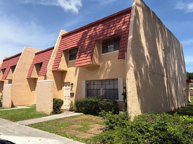 40 SPINNING WHEEL Lane, Tamarac FL 33319 - Tamarac, FL - Photo 2