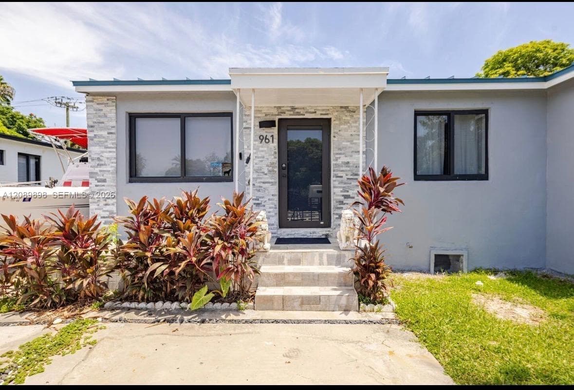 961 NE 155th Ter, North Miami Beach FL 33162 - North Miami Beach, FL - Photo 1