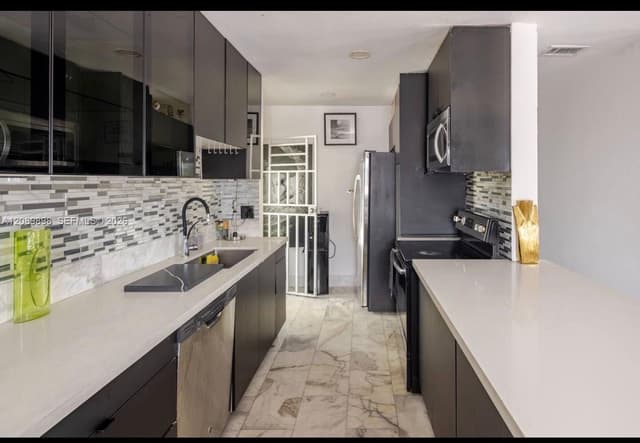 961 NE 155th Ter, North Miami Beach FL 33162 - North Miami Beach, FL - Photo 4