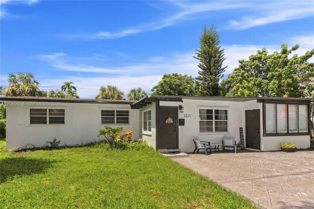1221 NE 26th Ave, Pompano Beach FL 33062 - Pompano Beach, FL - Photo 2