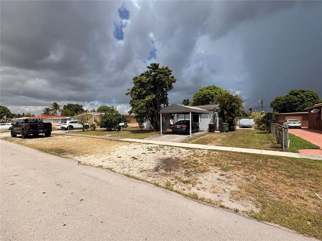671 E 39th St, Hialeah FL 33013 - Hialeah, FL - Photo 2