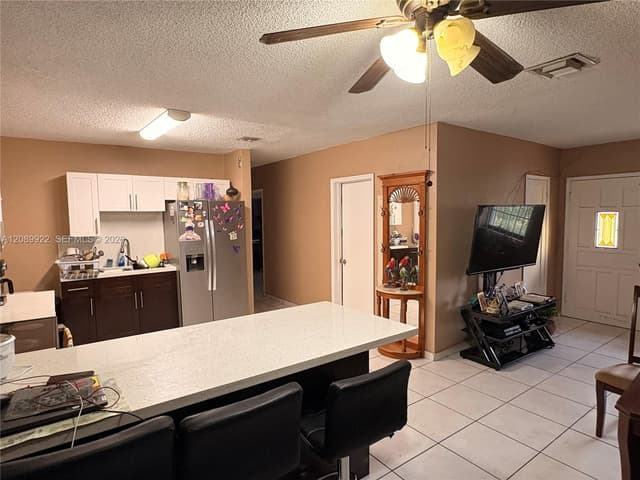 671 E 39th St, Hialeah FL 33013 - Hialeah, FL - Photo 4