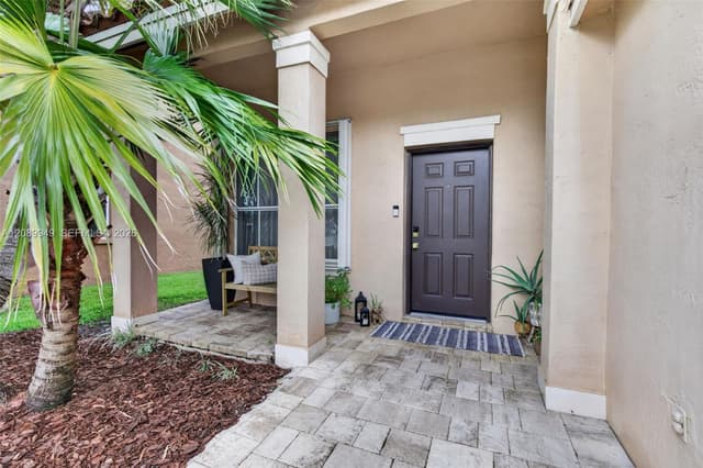 820 Falling Water Rd, Weston FL 33326 - Weston, FL - Photo 3