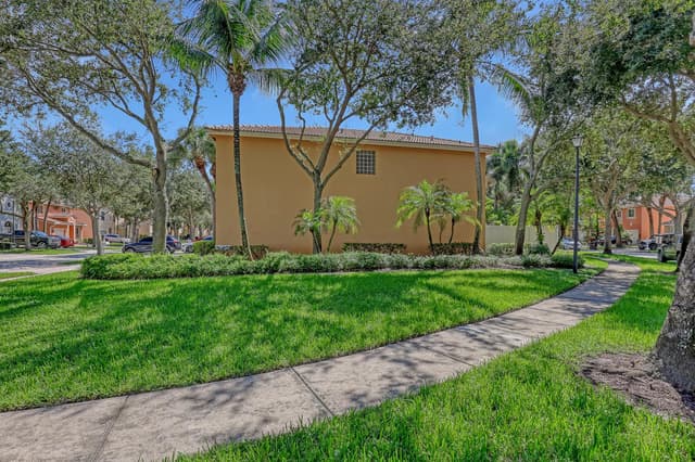 4493 Lake Tahoe Circle, West Palm Beach FL 33409 - West Palm Beach, FL - Photo 2