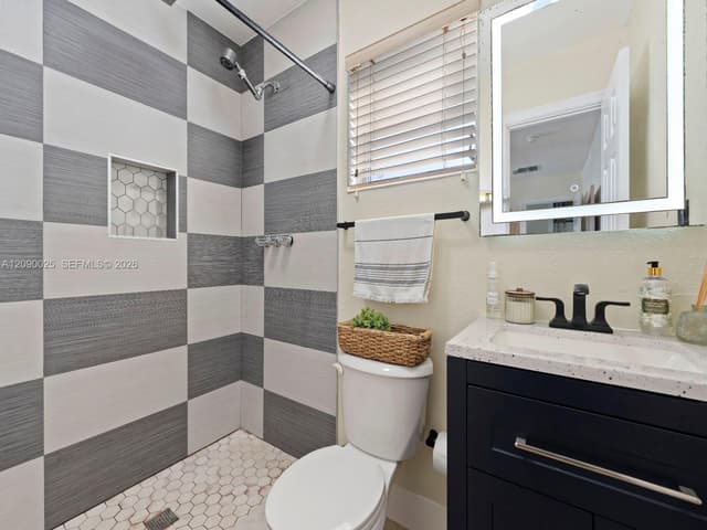 8530 NW 179th St, Hialeah FL 33015 - Hialeah, FL - Photo 6