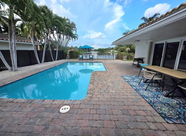 7311 Sabal Dr, Miami Lakes FL 33014 - Miami Lakes, FL - Photo 2