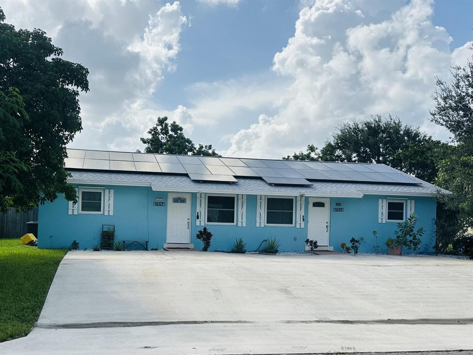 1657 MAGNOLIA Lane, West Palm Beach FL 33417