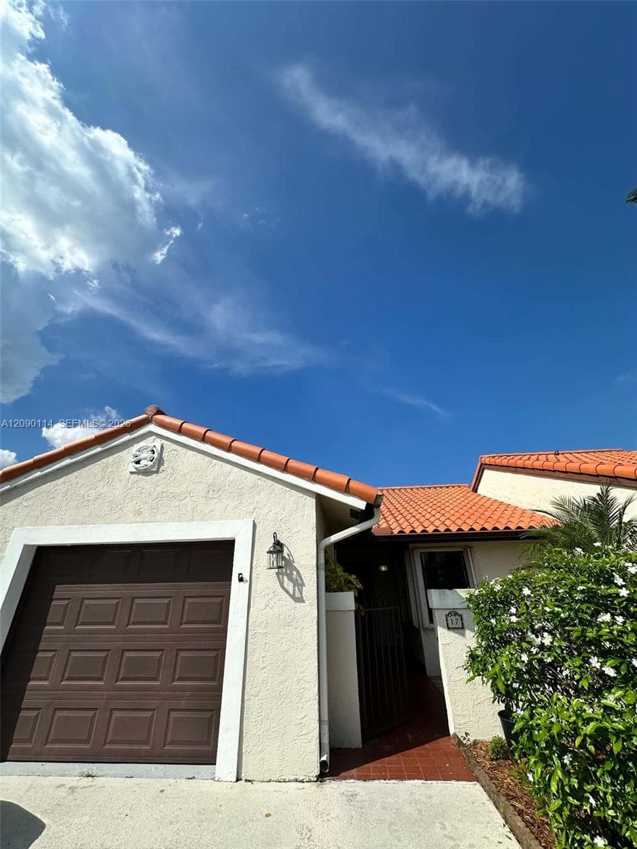 17 Columbia Ct, Deerfield Beach FL 33442 - Deerfield Beach, FL - Photo 1