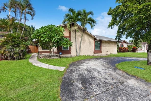 281 SW 83rd Ave, North Lauderdale FL 33068 - North Lauderdale, FL - Photo 2