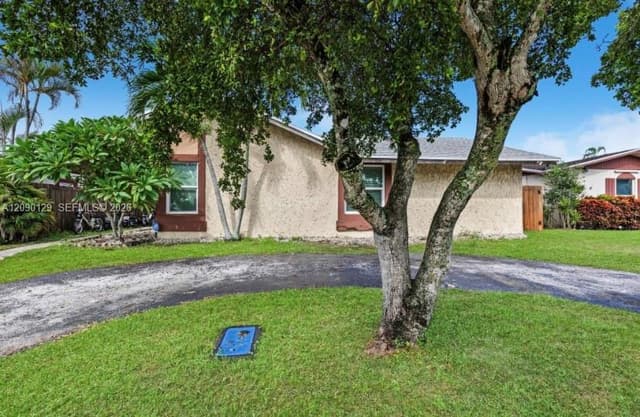 281 SW 83rd Ave, North Lauderdale FL 33068 - North Lauderdale, FL - Photo 3