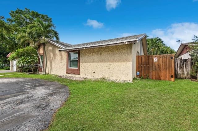 281 SW 83rd Ave, North Lauderdale FL 33068 - North Lauderdale, FL - Photo 4