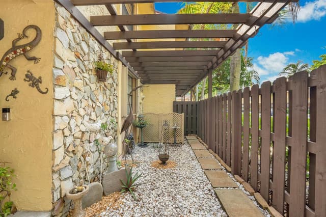 1142 N University Drive, Plantation FL 33322 - Plantation, FL - Photo 2
