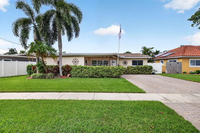 943 NAUTILUS Isle, Dania Beach FL 33004 - Dania Beach, FL - Photo 2