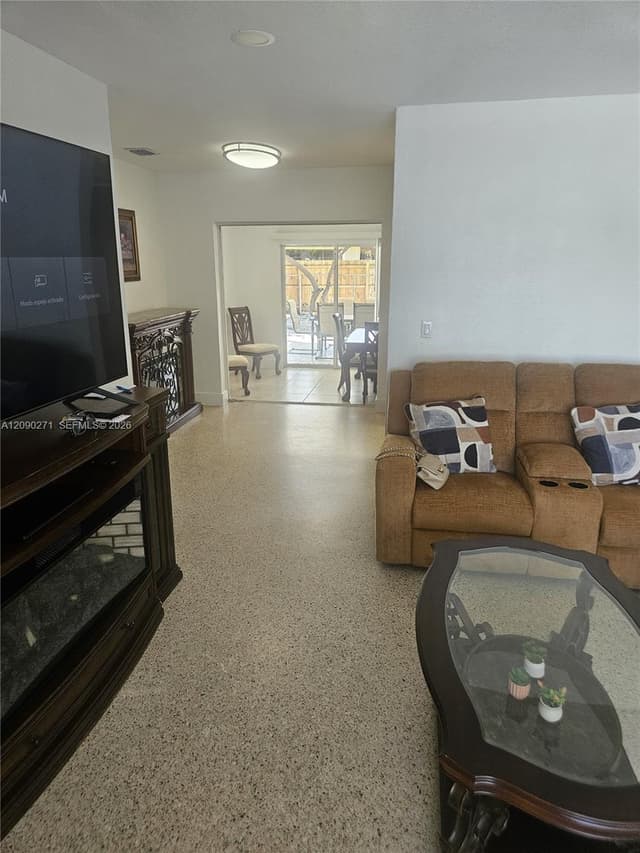 5318 W 4th Ln, Hialeah FL 33012 - Hialeah, FL - Photo 2