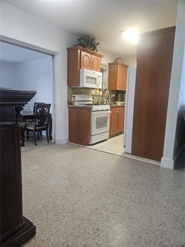 5318 W 4th Ln, Hialeah FL 33012 - Hialeah, FL - Photo 4