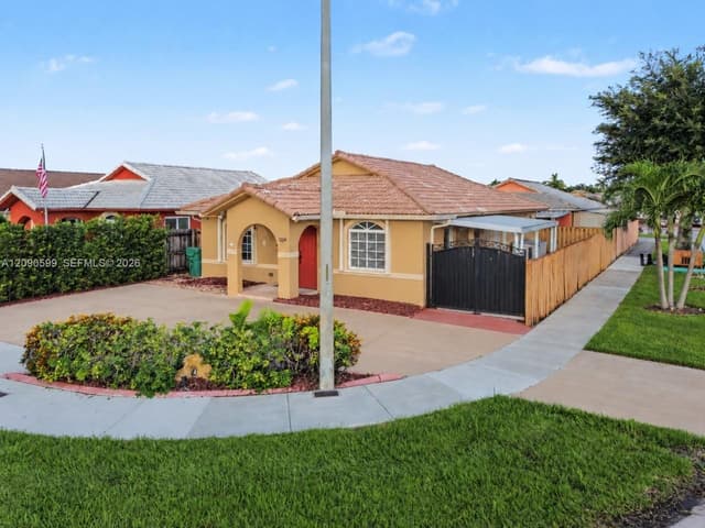 12711 NW 99th Pl, Hialeah Gardens FL 33018 - Hialeah Gardens, FL - Photo 2