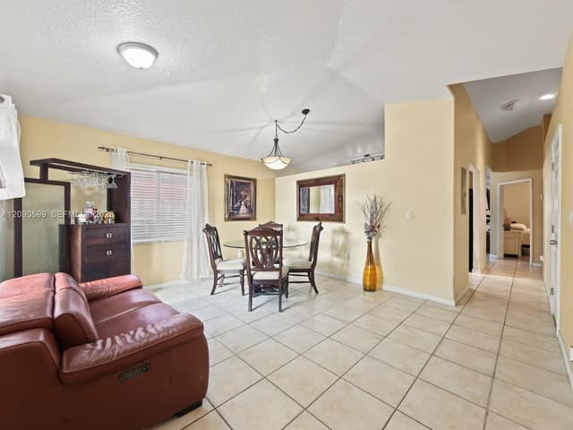 12711 NW 99th Pl, Hialeah Gardens FL 33018 - Hialeah Gardens, FL - Photo 7