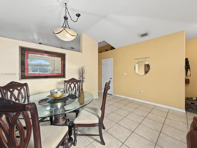 12711 NW 99th Pl, Hialeah Gardens FL 33018 - Hialeah Gardens, FL - Photo 5