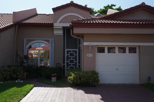 9919 MALVERN Drive, Tamarac FL 33321 - Tamarac, FL - Photo 2