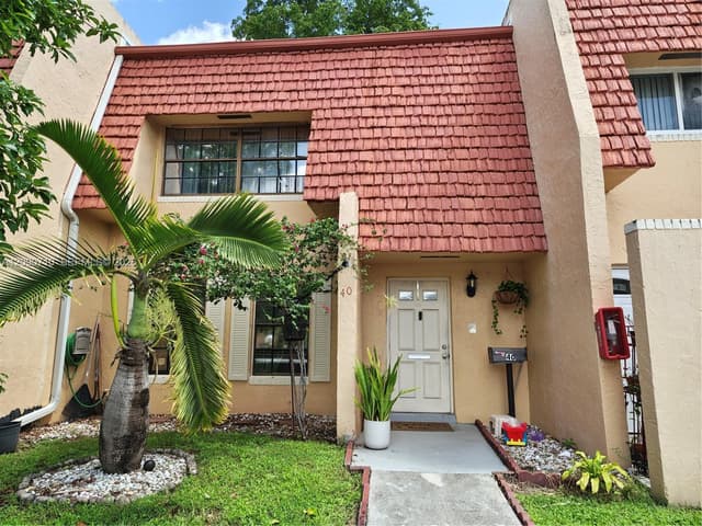 40 Pleasant Hill Ln # 40, Tamarac FL 33319 - Tamarac, FL - Photo 2