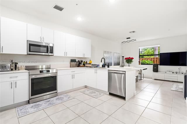 15981 SW 2nd Pl, Pembroke Pines FL 33027 - Pembroke Pines, FL - Photo 4