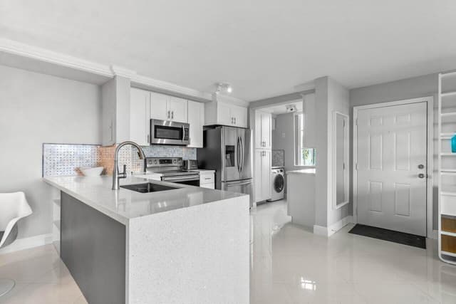 180 YACHT CLUB Way # 102, Hypoluxo FL 33462 - Hypoluxo, FL - Photo 3