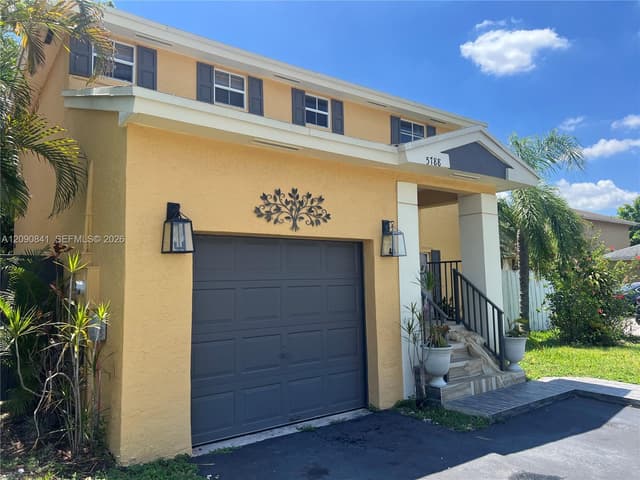 5788 Woodland Point Dr, Tamarac FL 33319 - Tamarac, FL - Photo 2