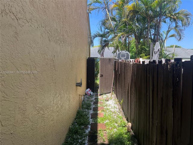 5788 Woodland Point Dr, Tamarac FL 33319 - Tamarac, FL - Photo 4