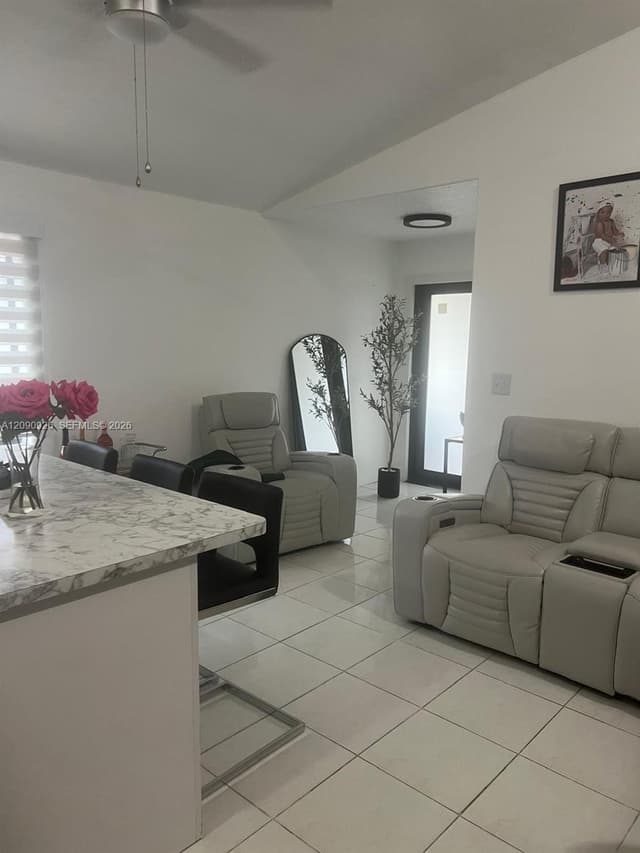 10071 NW 127 terrace, Hialeah Gardens FL 33018 - Hialeah Gardens, FL - Photo 2