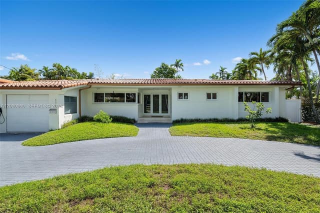9217 Bay Dr, Surfside FL 33154 - Surfside, FL - Photo 2
