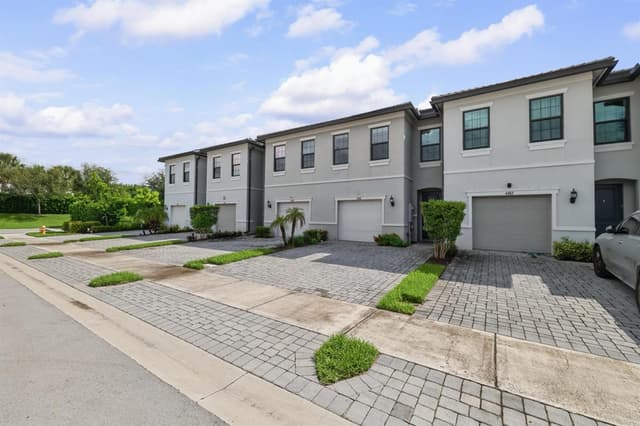 4488 Appleton Circle E, Oakland Park FL 33309 - Oakland Park, FL - Photo 2