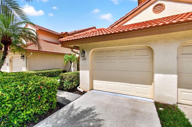 8320 Waterline Drive # 202, Boynton Beach FL 33472 - Boynton Beach, FL - Photo 2