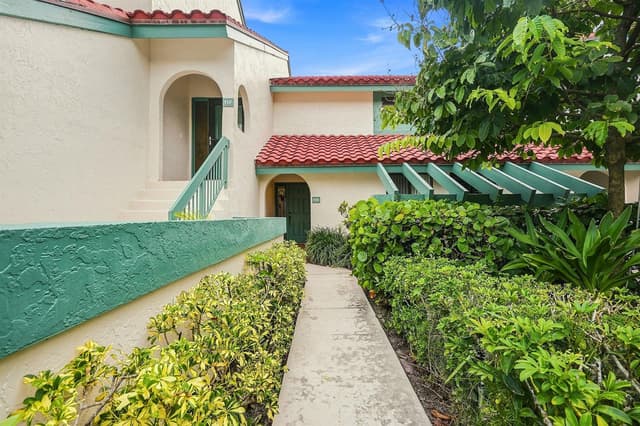 11 Lexington Lane E # B, Palm Beach Gardens FL 33418 - Palm Beach Gardens, FL - Photo 2