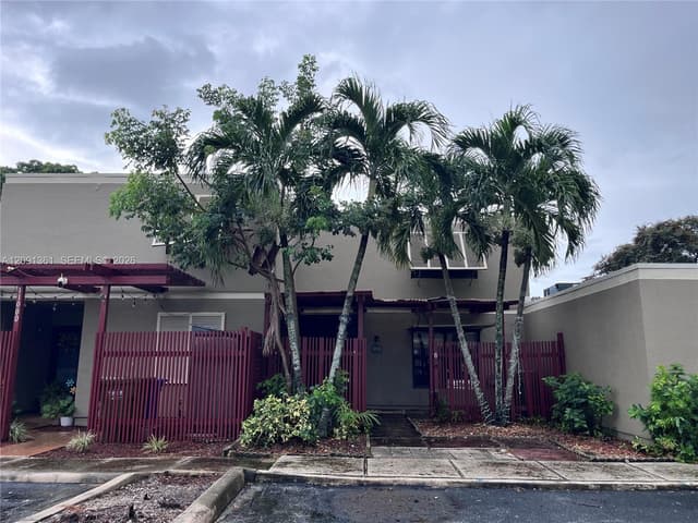 11010 Clubhouse Rd, Pembroke Pines FL 33026 - Pembroke Pines, FL - Photo 2
