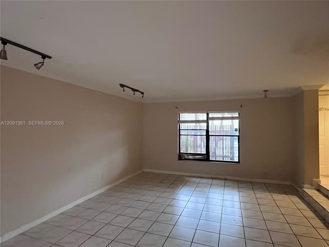 11010 Clubhouse Rd, Pembroke Pines FL 33026 - Pembroke Pines, FL - Photo 7