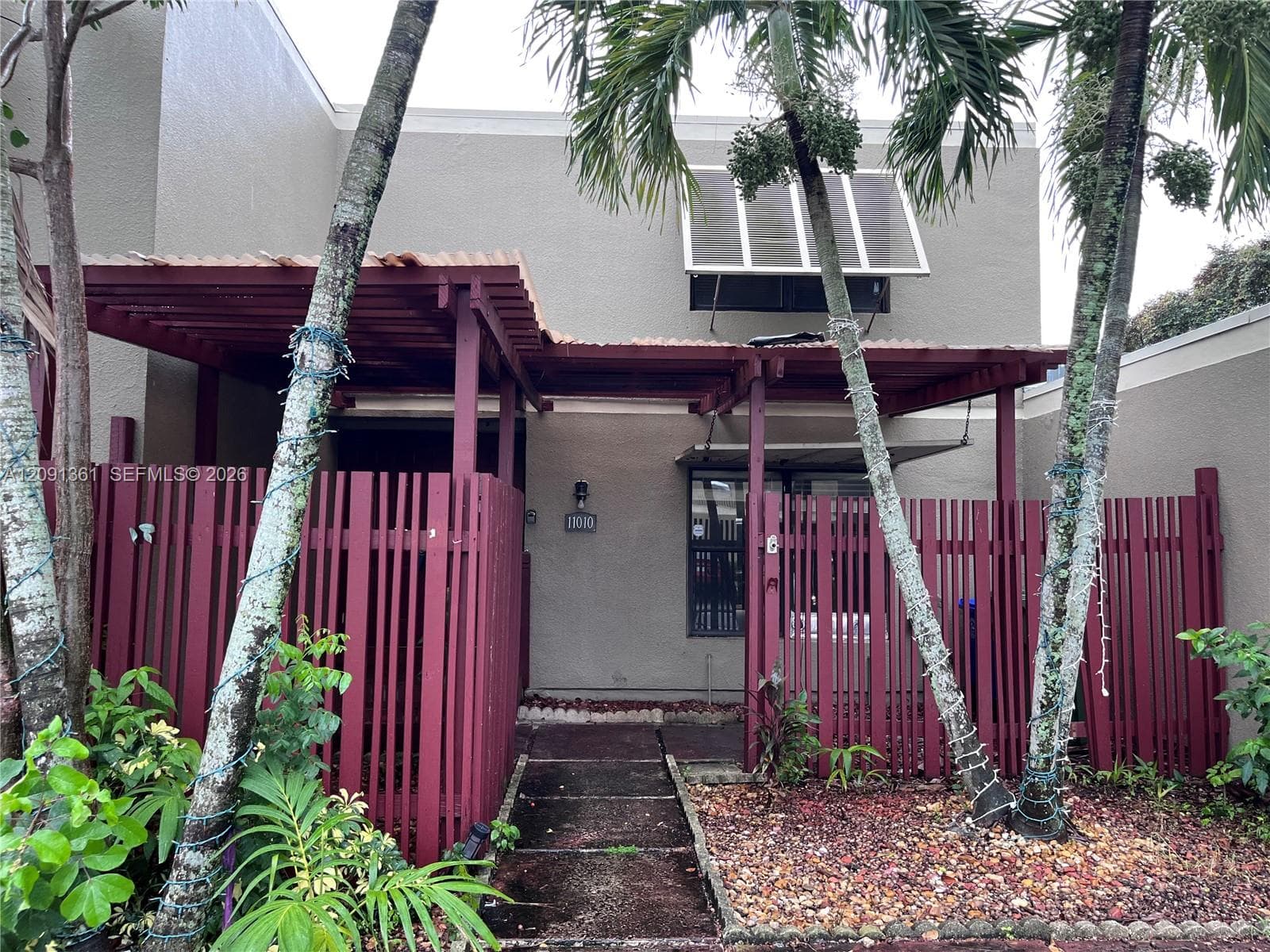 11010 Clubhouse Rd, Pembroke Pines FL 33026 - Pembroke Pines, FL - Photo 1