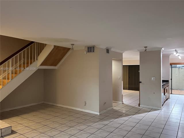 11010 Clubhouse Rd, Pembroke Pines FL 33026 - Pembroke Pines, FL - Photo 4