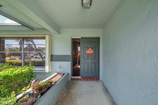 142 PARKWOOD Drive, Royal Palm Beach FL 33411 - Royal Palm Beach, FL - Photo 7