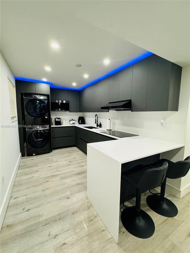1555 W 44th Pl # 214D, Hialeah FL 33012 - Hialeah, FL - Photo 2