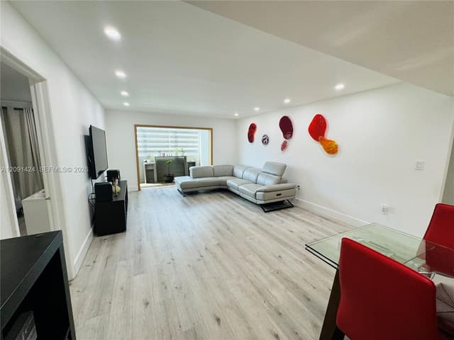 1555 W 44th Pl # 214D, Hialeah FL 33012 - Hialeah, FL - Photo 4