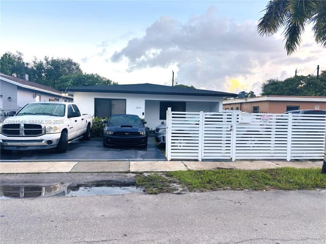 2221 Charleston St, Hollywood FL 33020 - Hollywood, FL - Photo 2