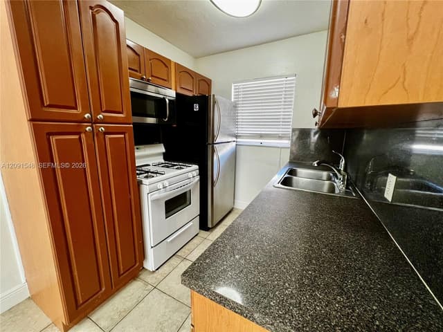 2072 NE 169th St # 8, North Miami Beach FL 33162 - North Miami Beach, FL - Photo 2