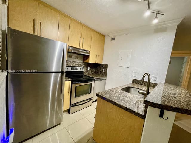 811 NE 14th Pl # 4, Fort Lauderdale FL 33304 - Fort Lauderdale, FL - Photo 2