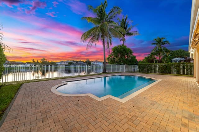 4400 Fox Ridge Dr, Weston FL 33331 - Weston, FL - Photo 2