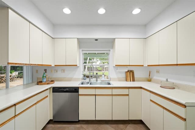 13820 SW 74th Ct, Palmetto Bay FL 33158 - Palmetto Bay, FL - Photo 7