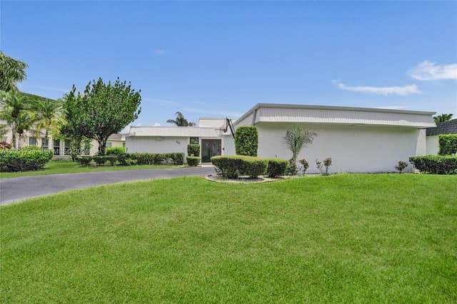 5704 Coco Palm Dr, Tamarac FL 33319 - Tamarac, FL - Photo 2