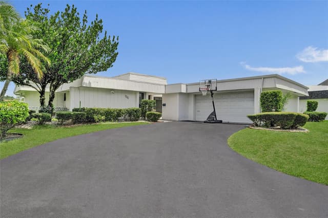 5704 Coco Palm Dr, Tamarac FL 33319 - Tamarac, FL - Photo 3
