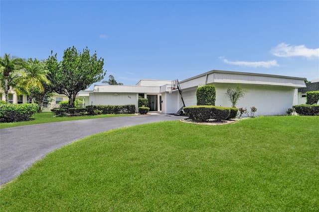 5704 Coco Palm Dr, Tamarac FL 33319 - Tamarac, FL - Photo 4