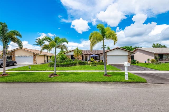 7609 Sunflower Dr, Margate FL 33063 - Margate, FL - Photo 2